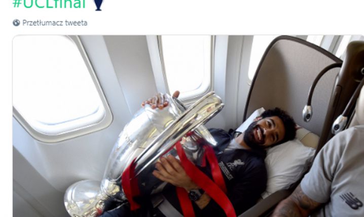 Salah nie chce się rozstawać z pucharem... :D
